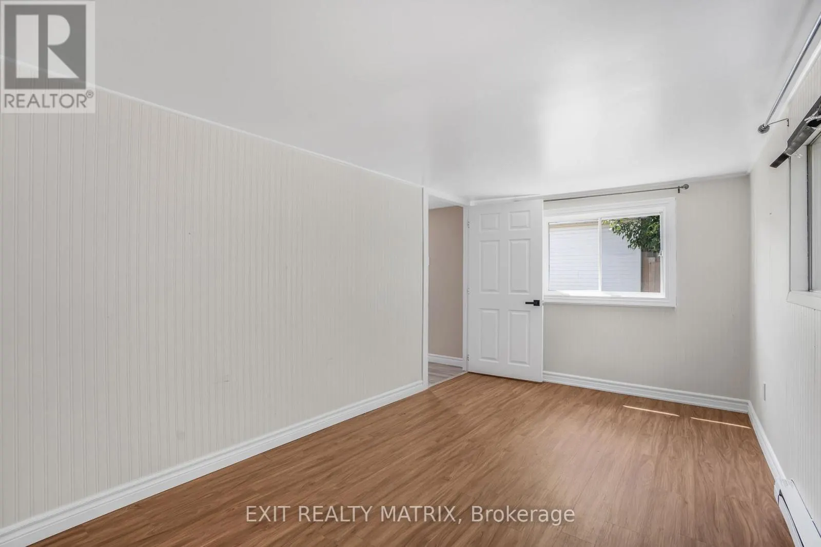 4 - 307 FRONT ROAD E