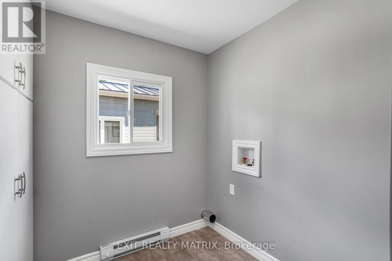 4 - 307 FRONT ROAD E
