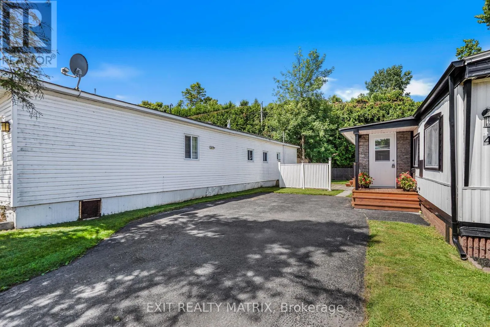 4 - 307 FRONT ROAD E