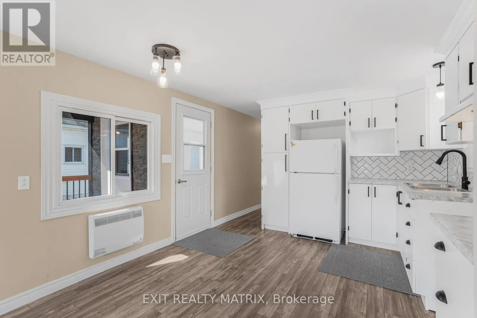 4 - 307 FRONT ROAD E