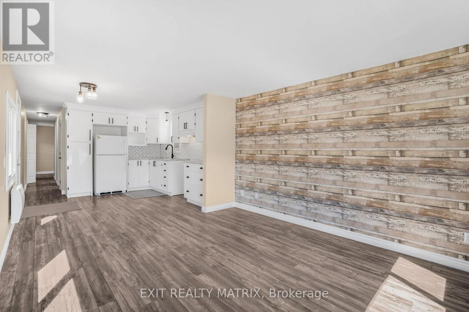 4 - 307 FRONT ROAD E