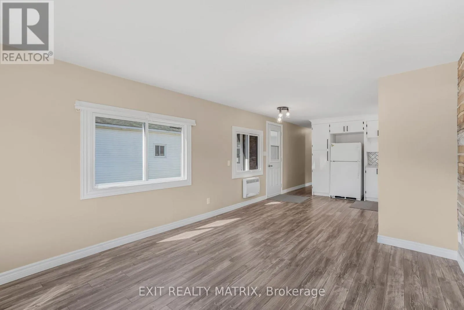 4 - 307 FRONT ROAD E