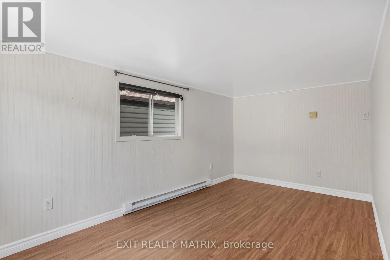 4 - 307 FRONT ROAD E