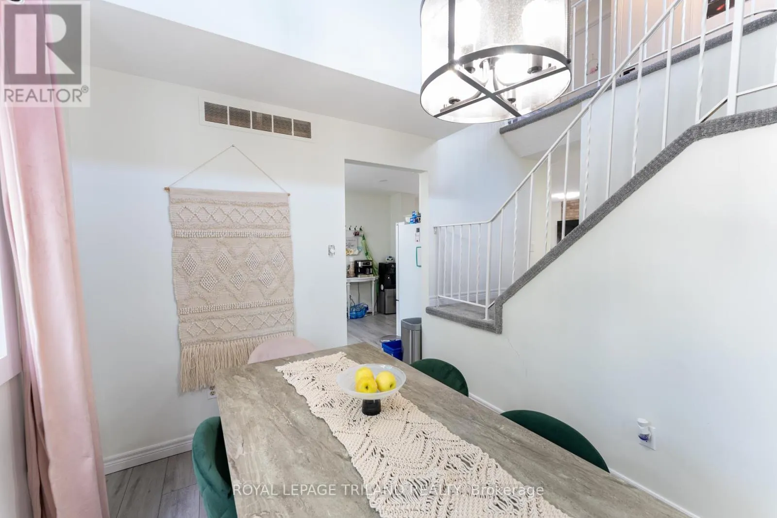 61 BEECHBANK CRESCENT
