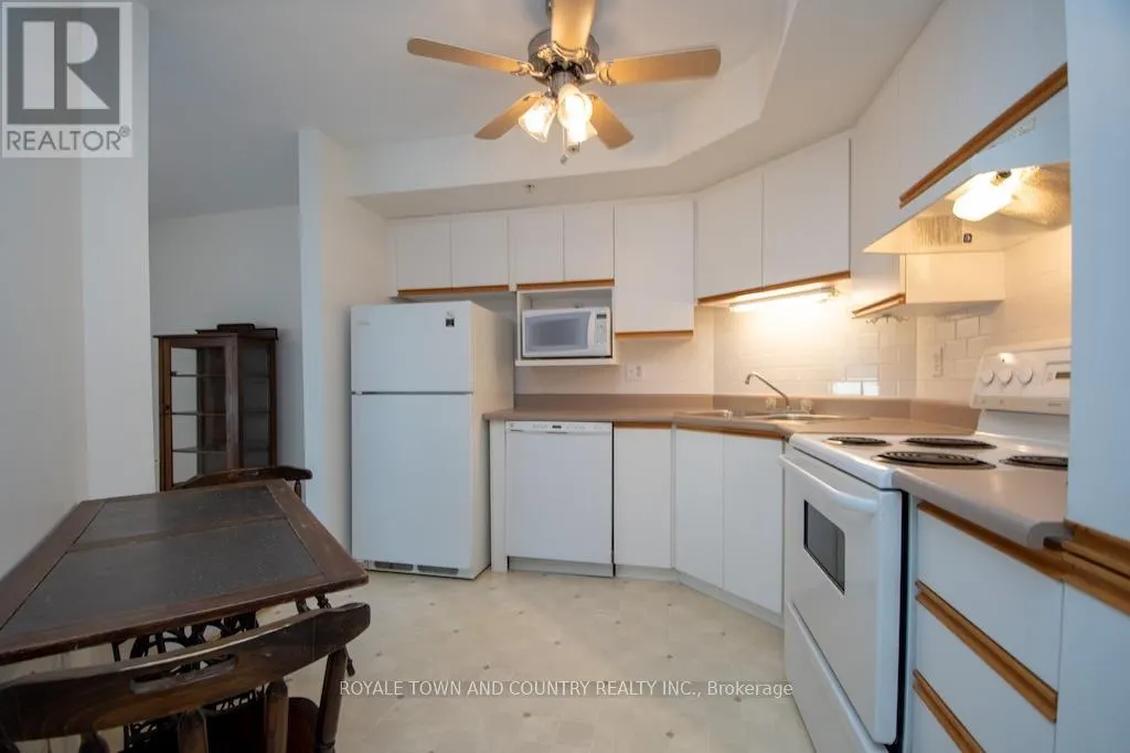 302 - 8 HURON STREET, #302