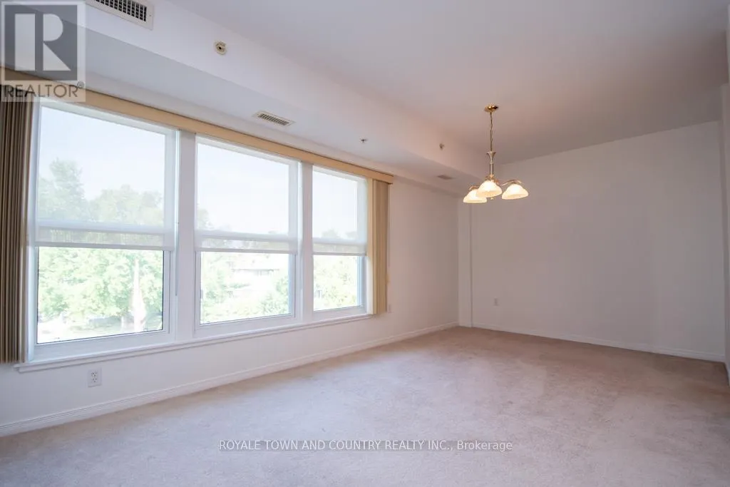 302 - 8 HURON STREET, #302