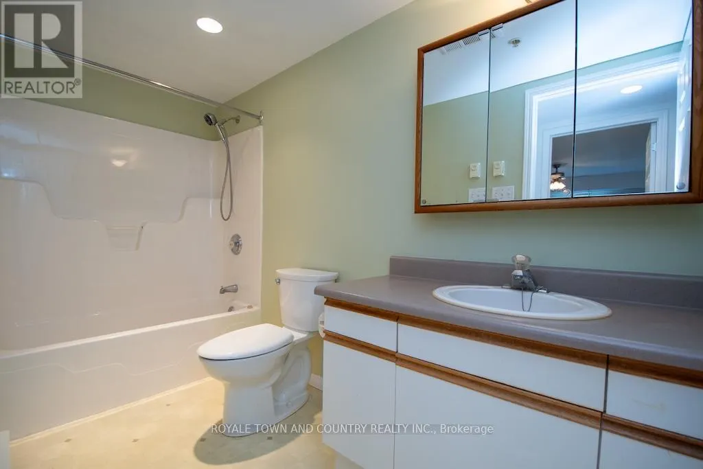 302 - 8 HURON STREET, #302