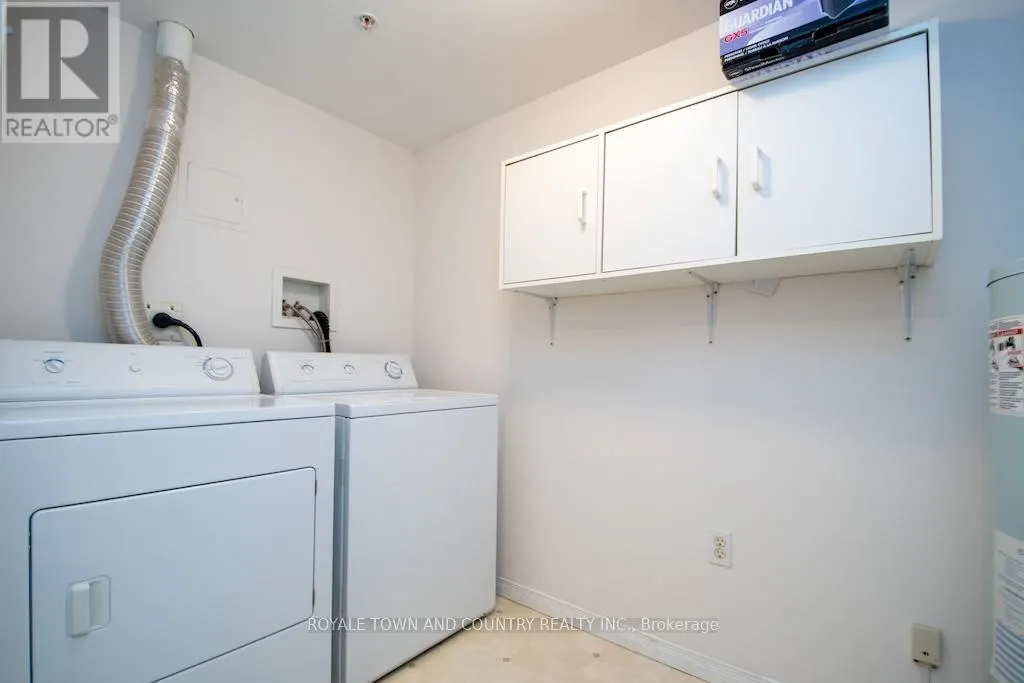 302 - 8 HURON STREET, #302