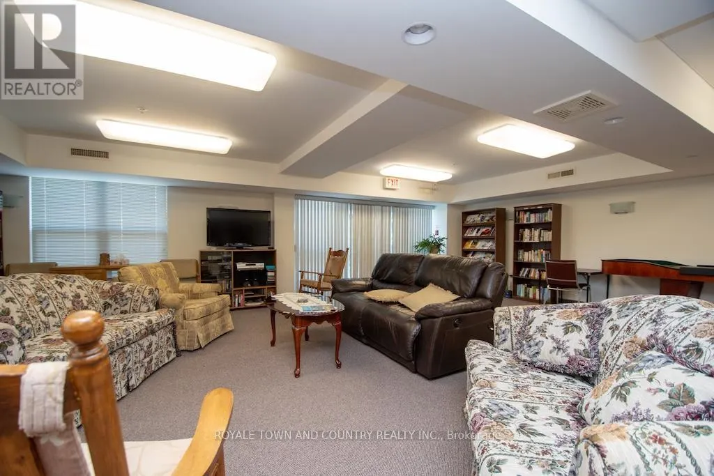 302 - 8 HURON STREET, #302