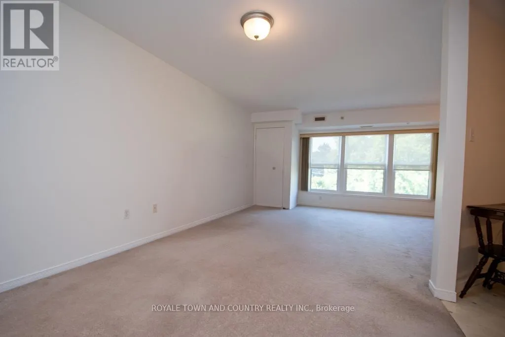 302 - 8 HURON STREET, #302