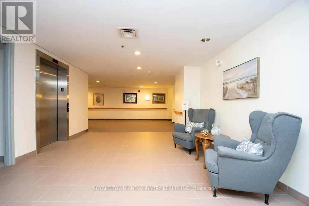 302 - 8 HURON STREET, #302