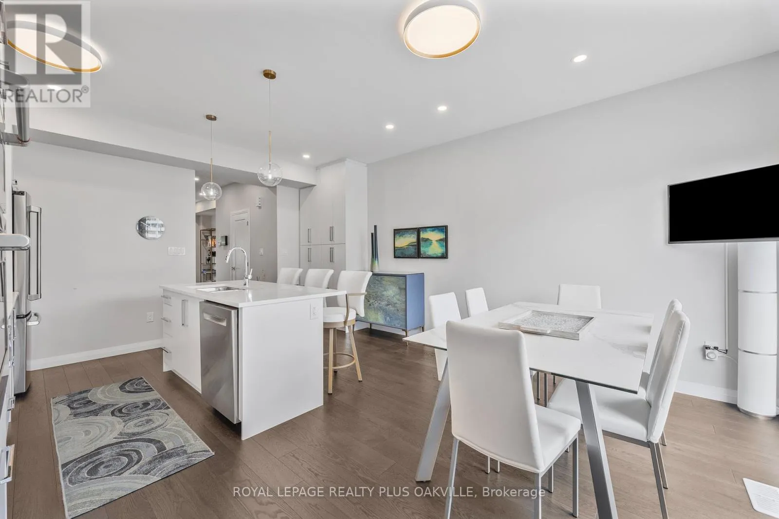 18 - 270 MELVIN AVENUE