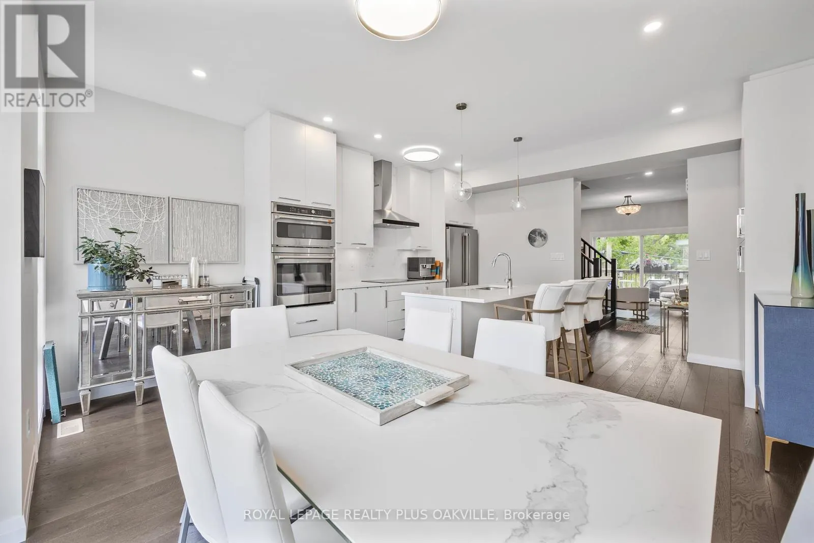 18 - 270 MELVIN AVENUE