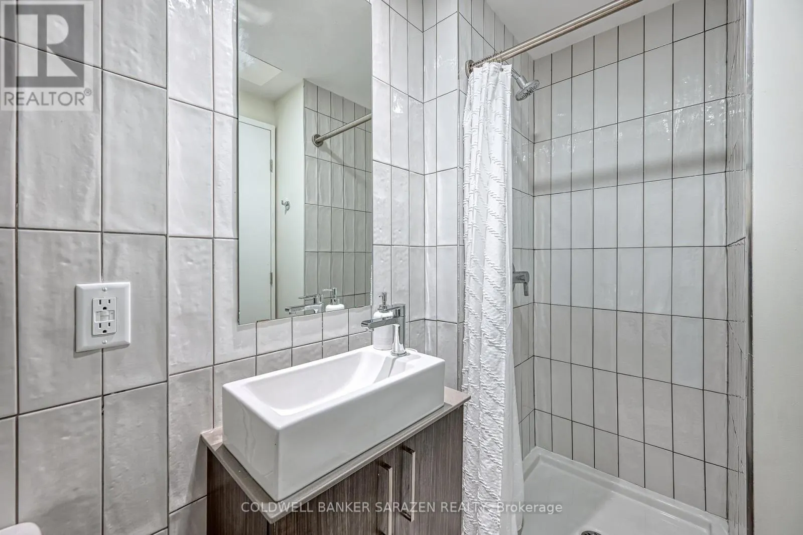 B908 - 211 BESSERER STREET