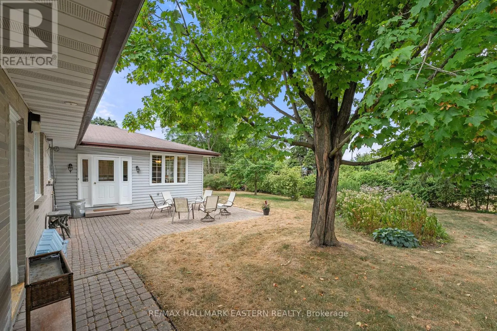 883 KENSINGTON DRIVE