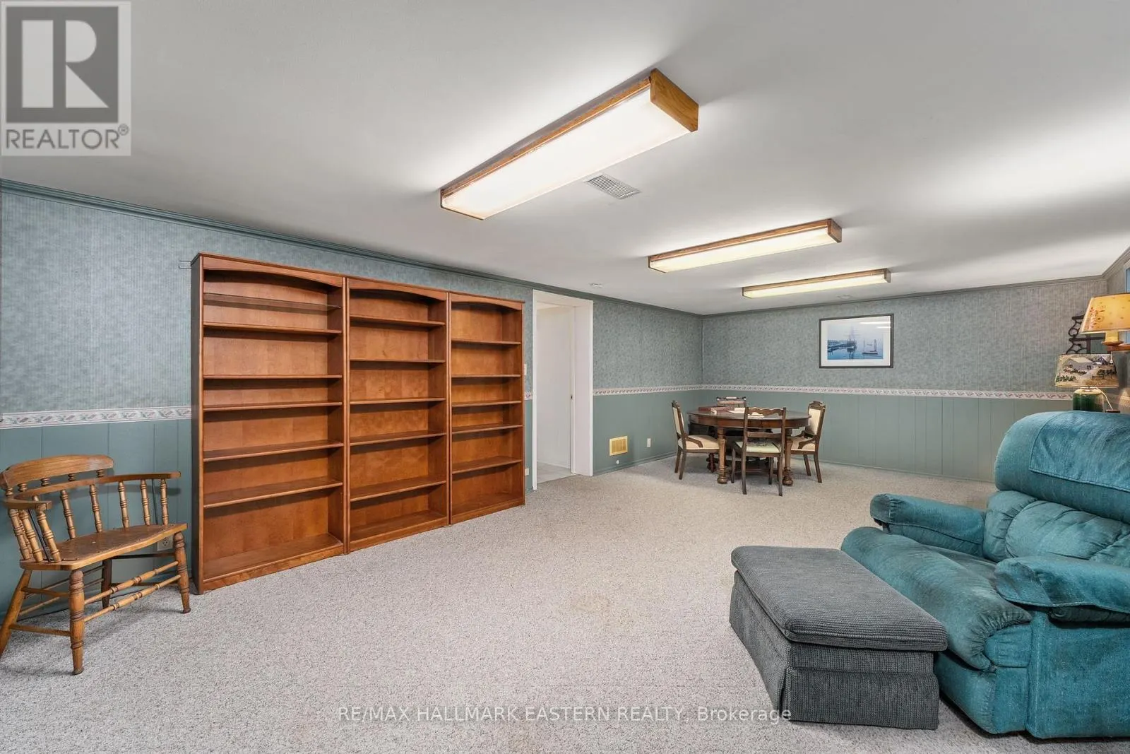 883 KENSINGTON DRIVE