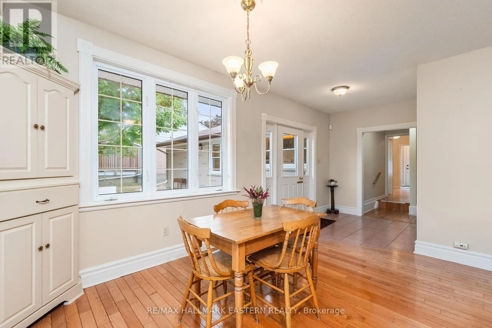 883 KENSINGTON DRIVE