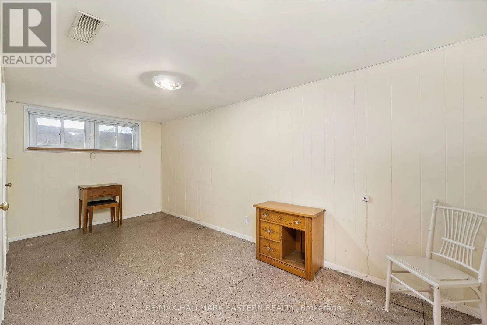 883 KENSINGTON DRIVE