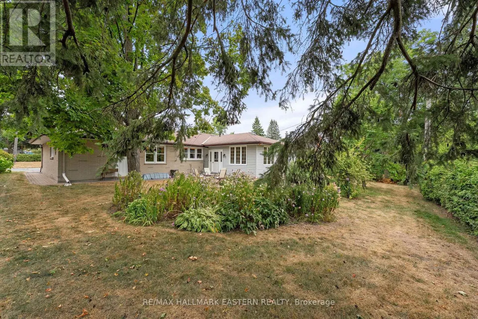 883 KENSINGTON DRIVE