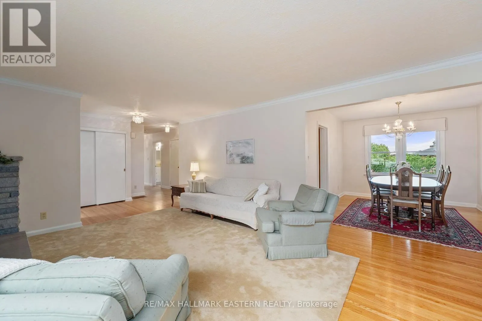 883 KENSINGTON DRIVE