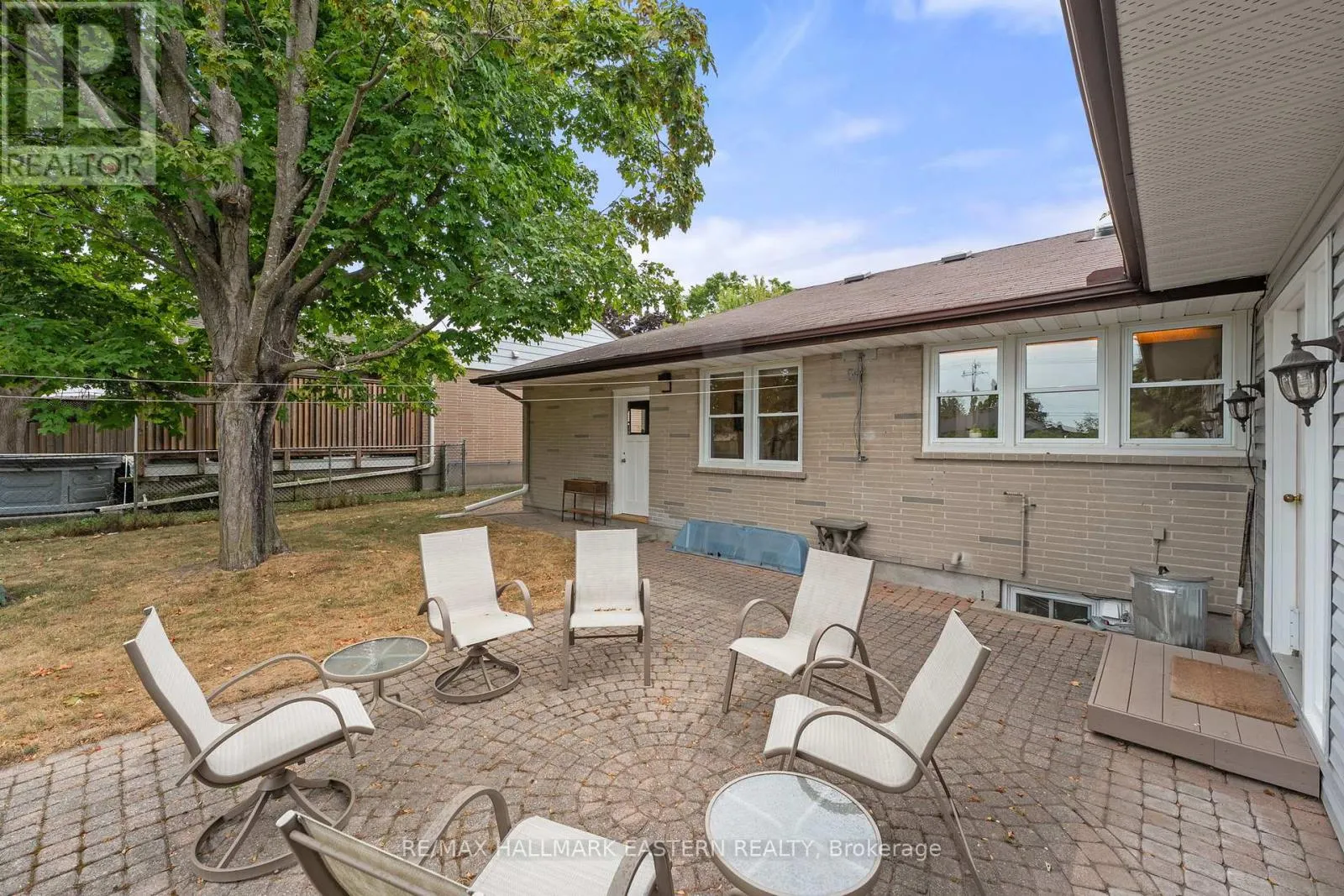883 KENSINGTON DRIVE