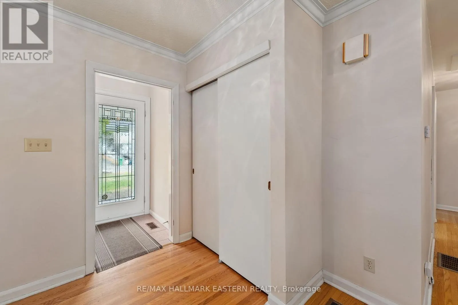 883 KENSINGTON DRIVE