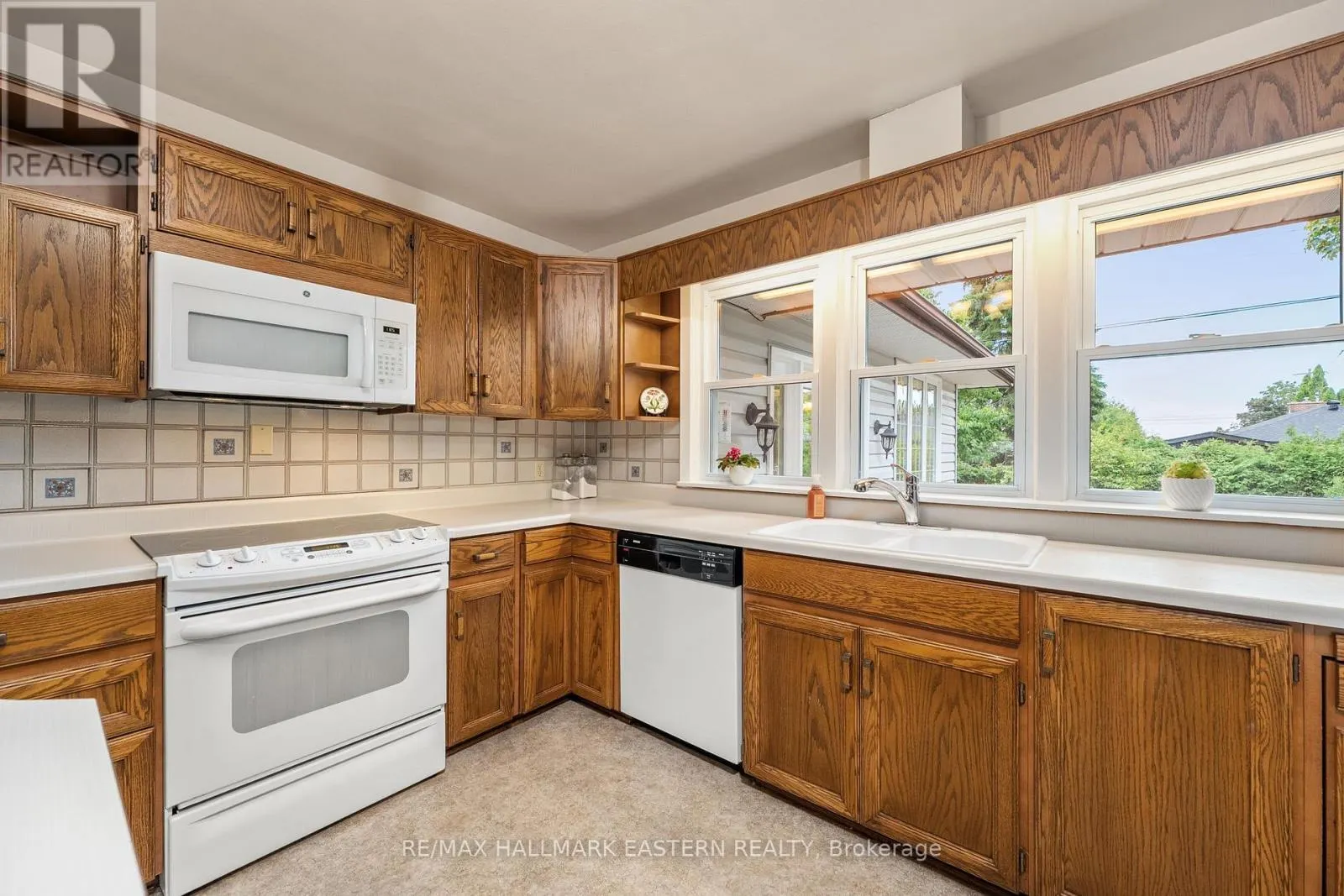 883 KENSINGTON DRIVE