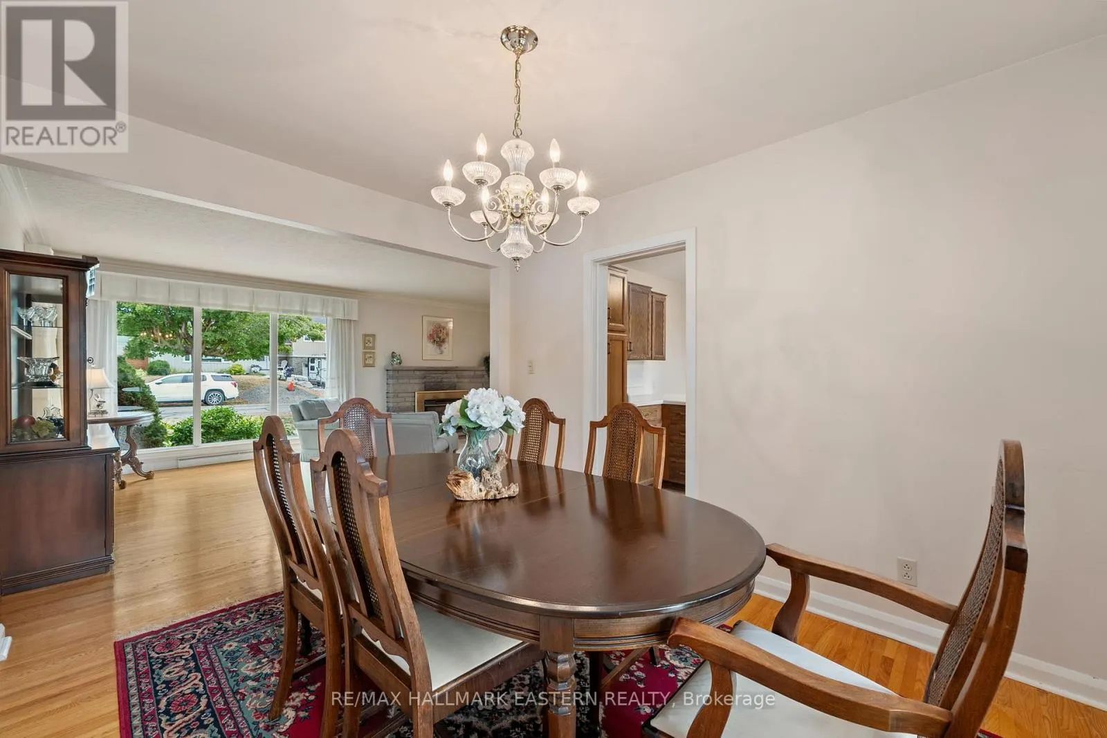 883 KENSINGTON DRIVE