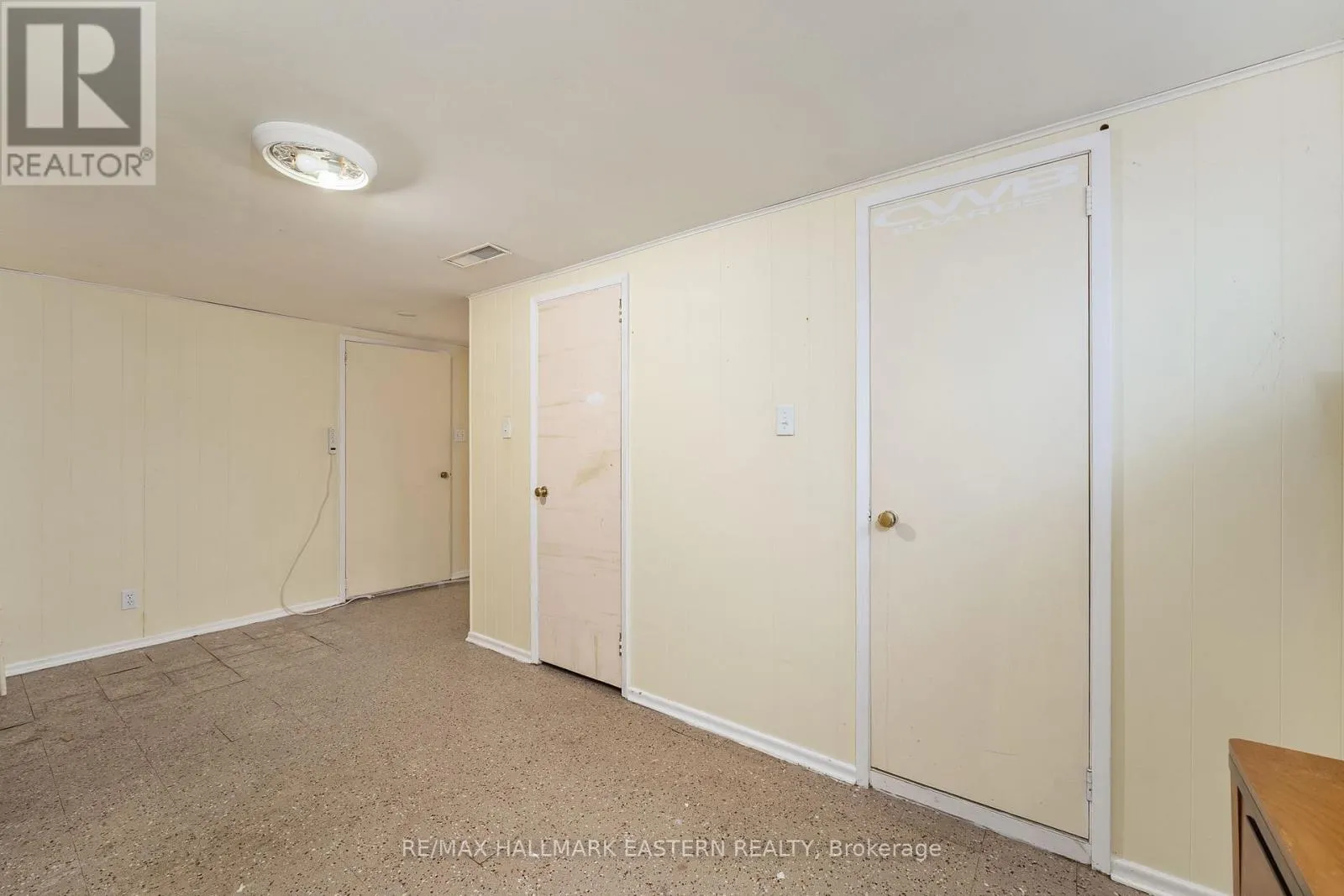 883 KENSINGTON DRIVE