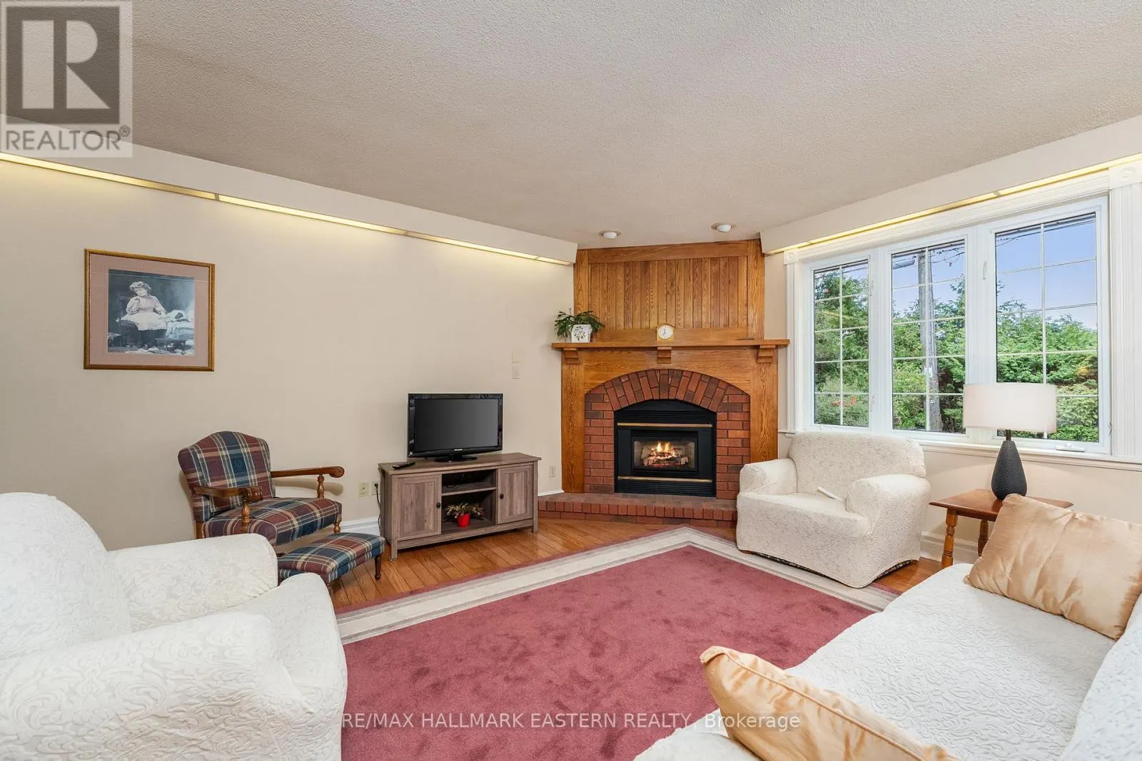 883 KENSINGTON DRIVE