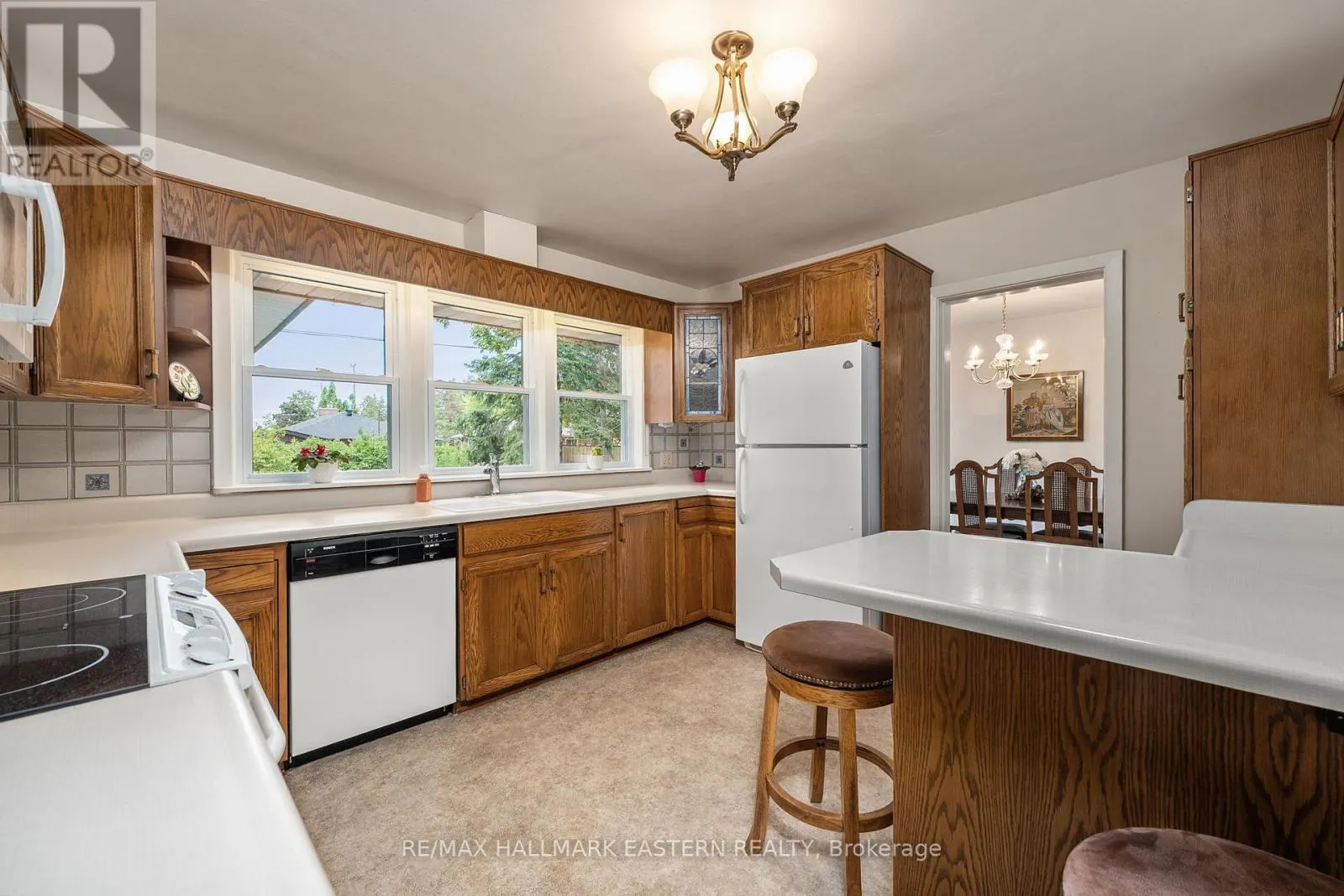 883 KENSINGTON DRIVE