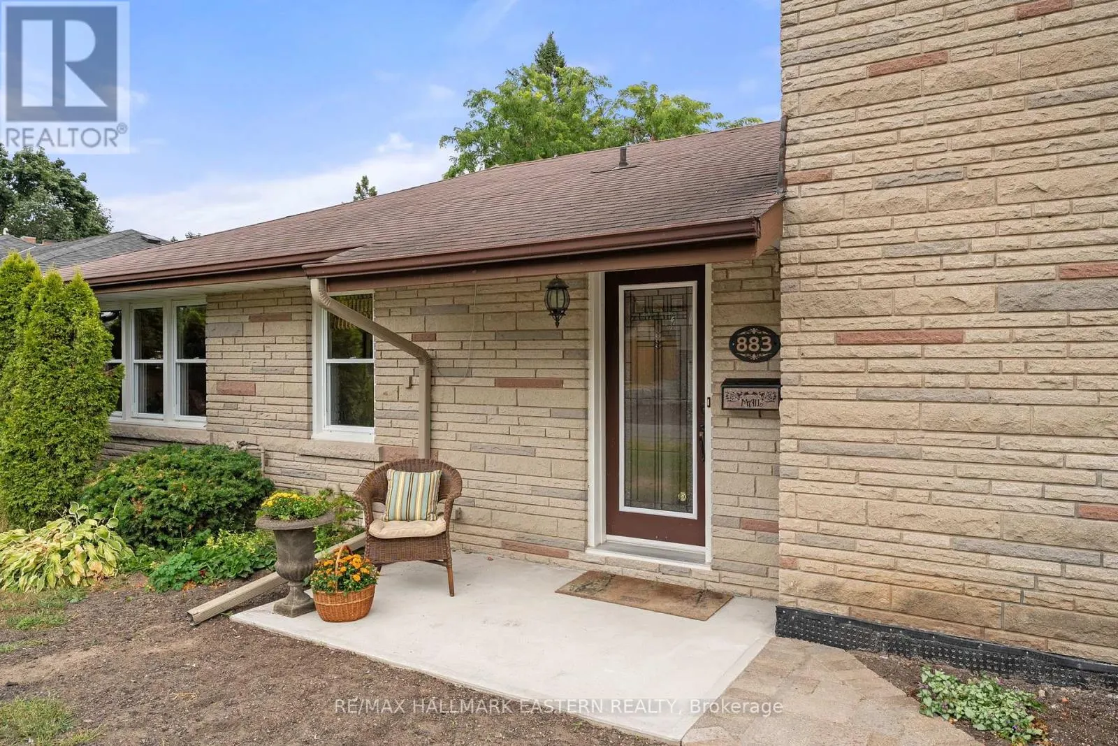 883 KENSINGTON DRIVE