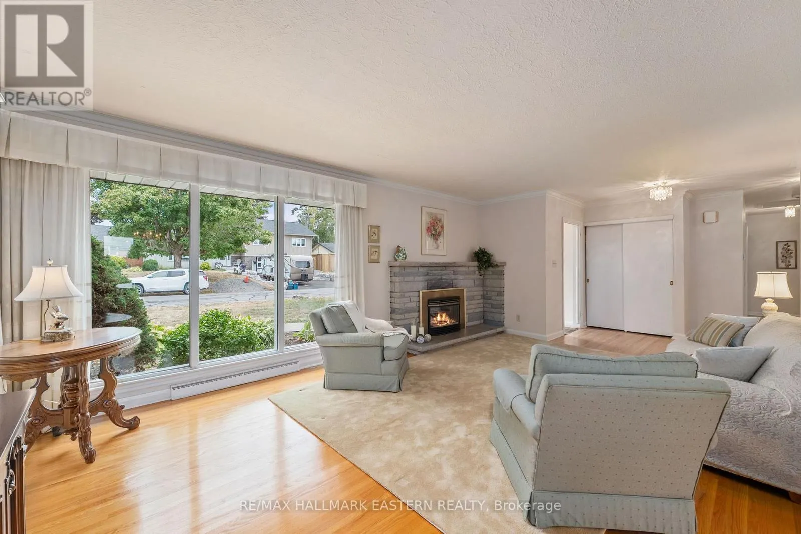 883 KENSINGTON DRIVE