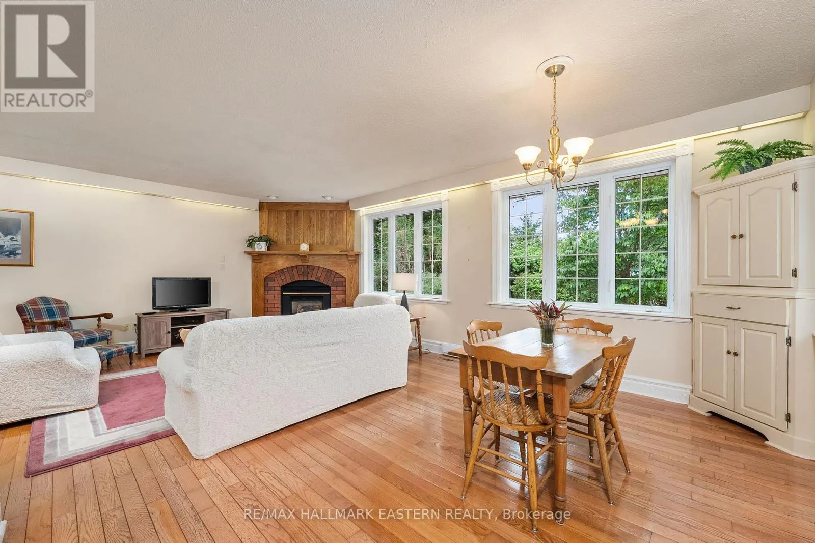 883 KENSINGTON DRIVE