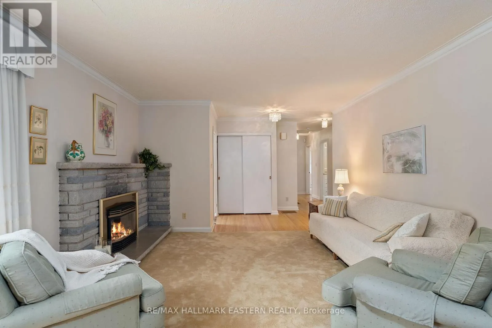 883 KENSINGTON DRIVE