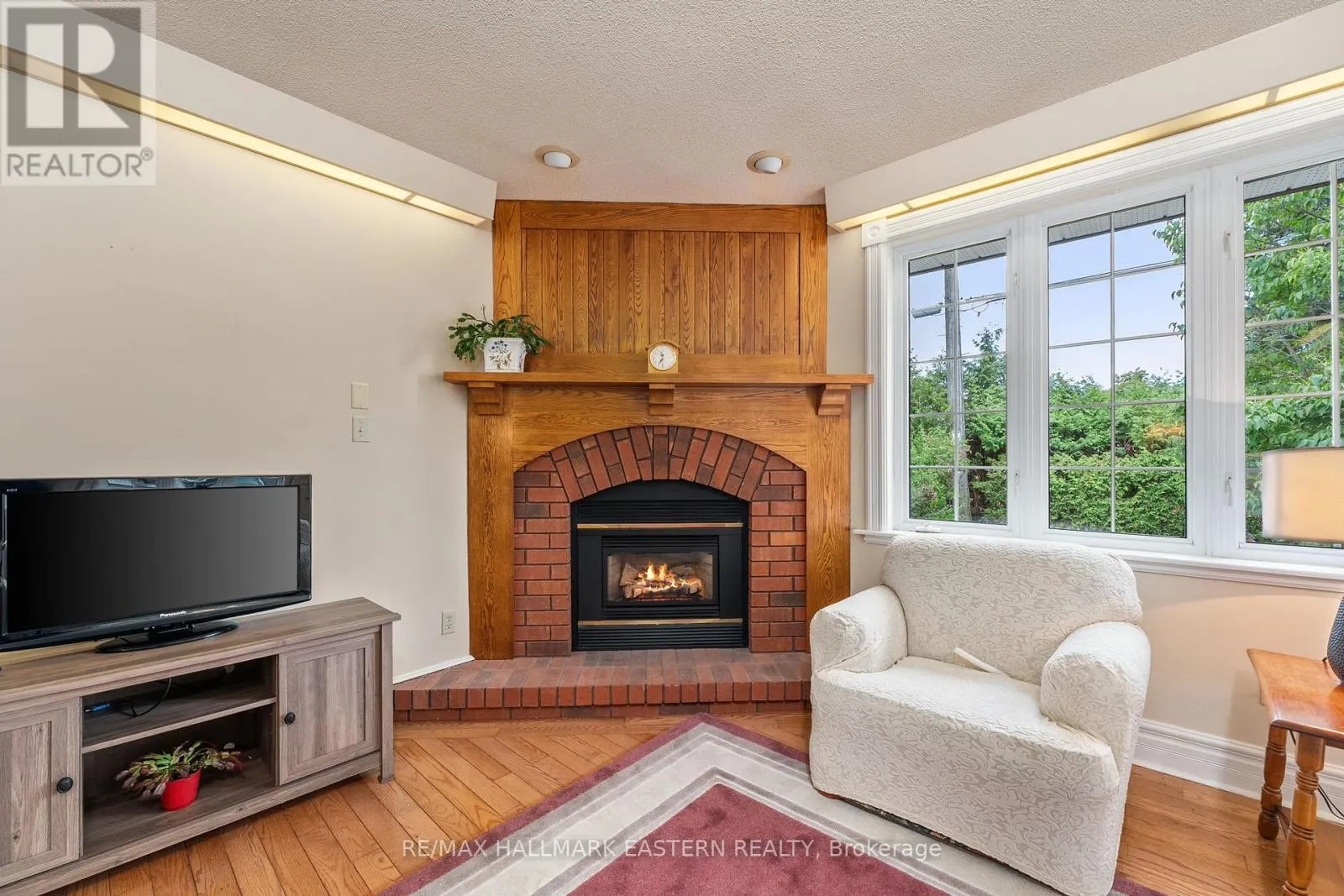 883 KENSINGTON DRIVE