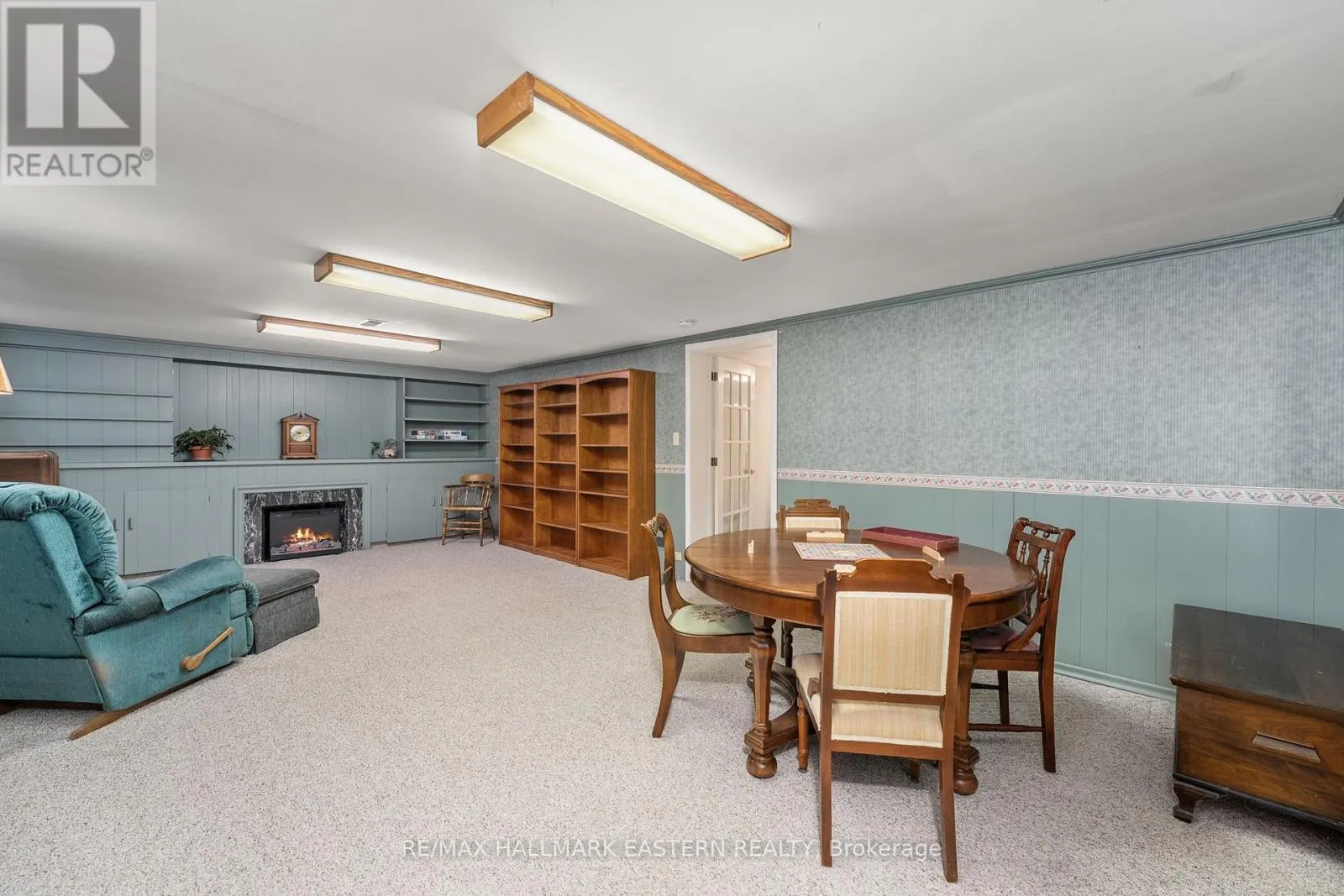 883 KENSINGTON DRIVE
