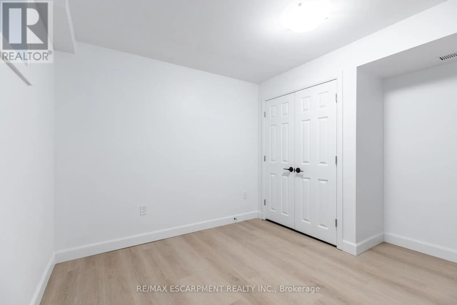 LOWER - 295 DUNDAS STREET E