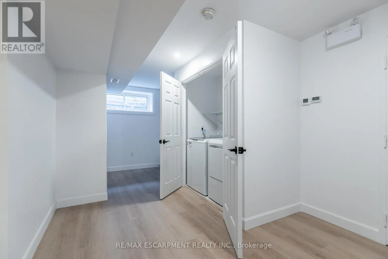 LOWER - 295 DUNDAS STREET E