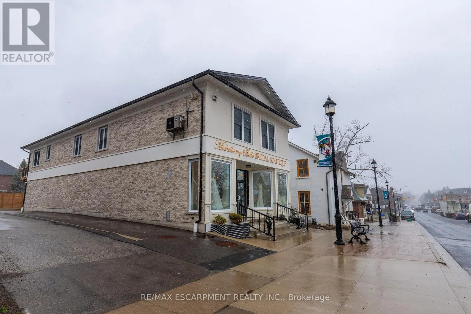 LOWER - 295 DUNDAS STREET E