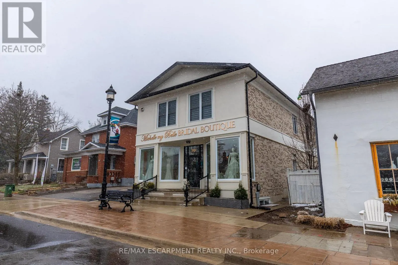 LOWER - 295 DUNDAS STREET E