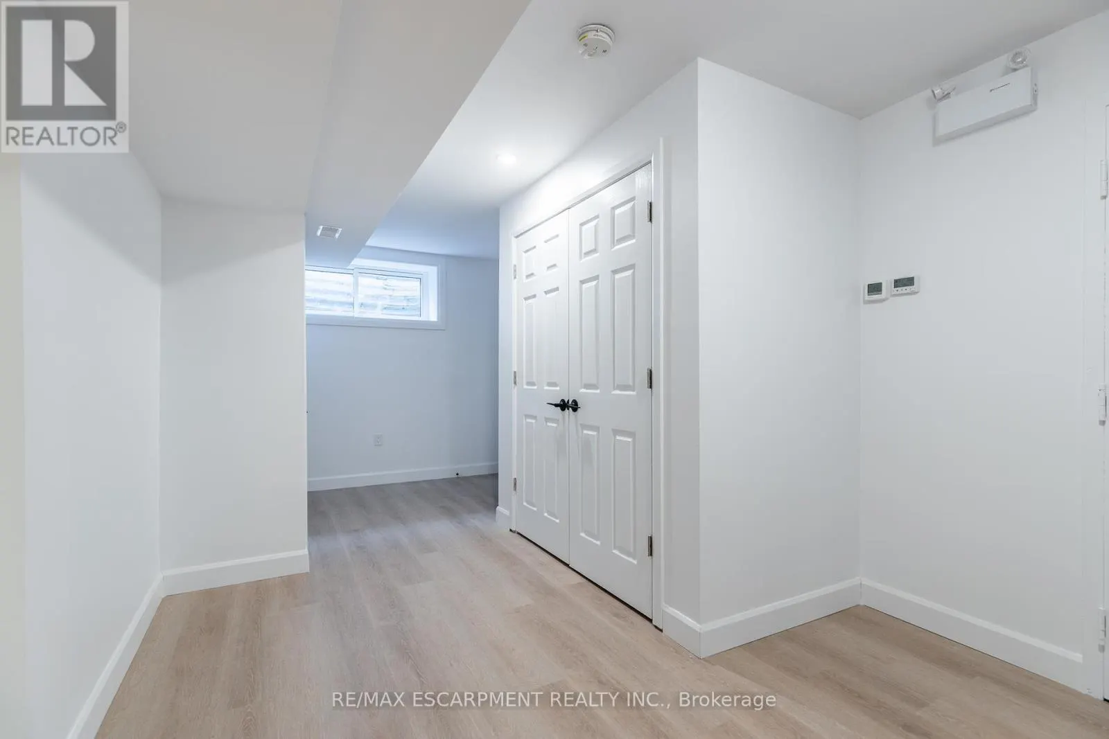 LOWER - 295 DUNDAS STREET E