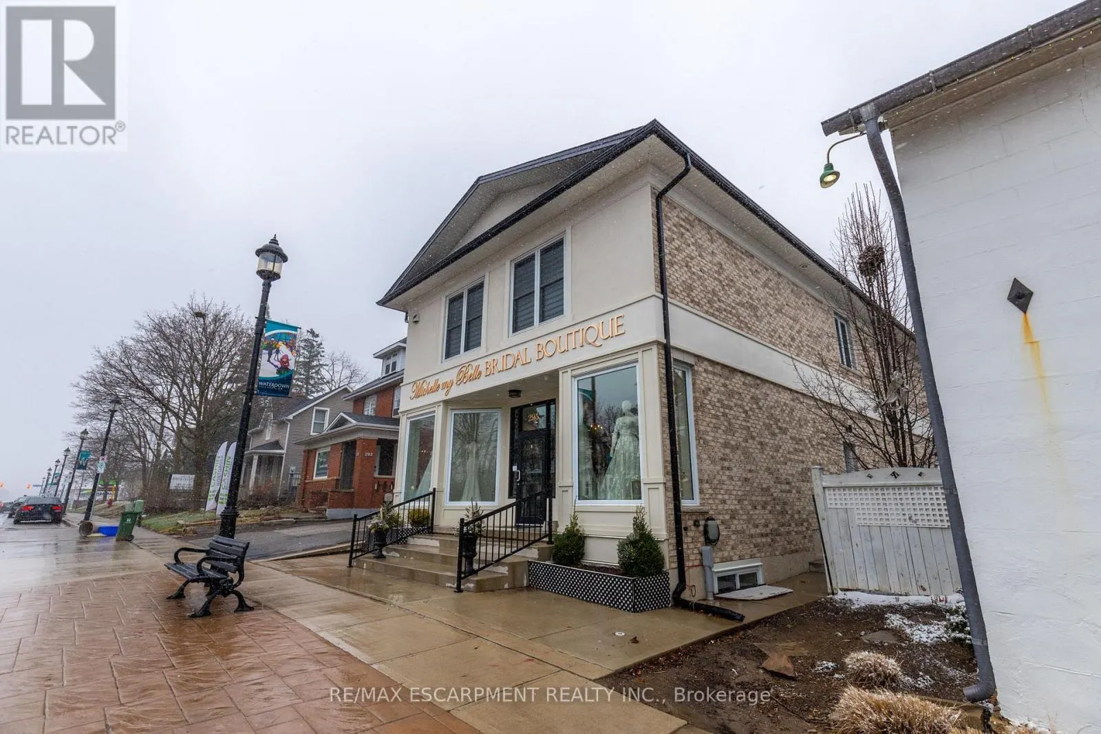 LOWER - 295 DUNDAS STREET E