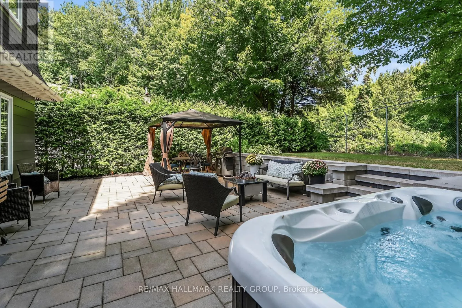 30 OAKHURST CRESCENT