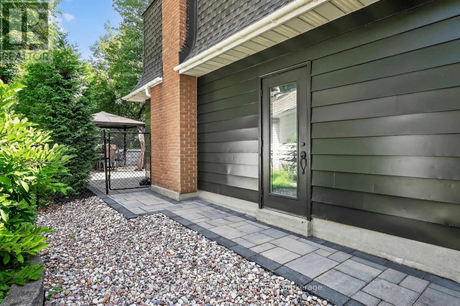30 OAKHURST CRESCENT
