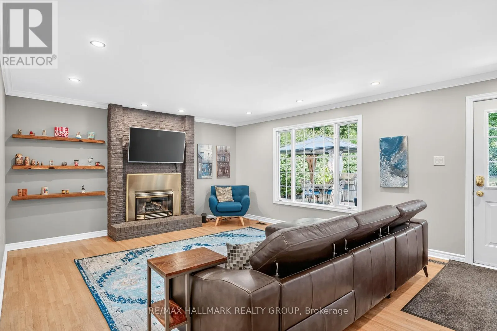 30 OAKHURST CRESCENT