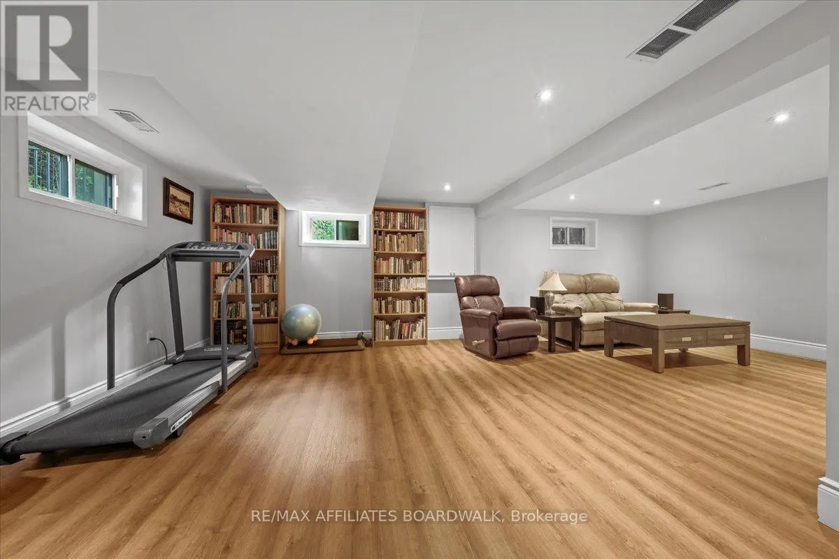 1211 WOODSIDE DRIVE