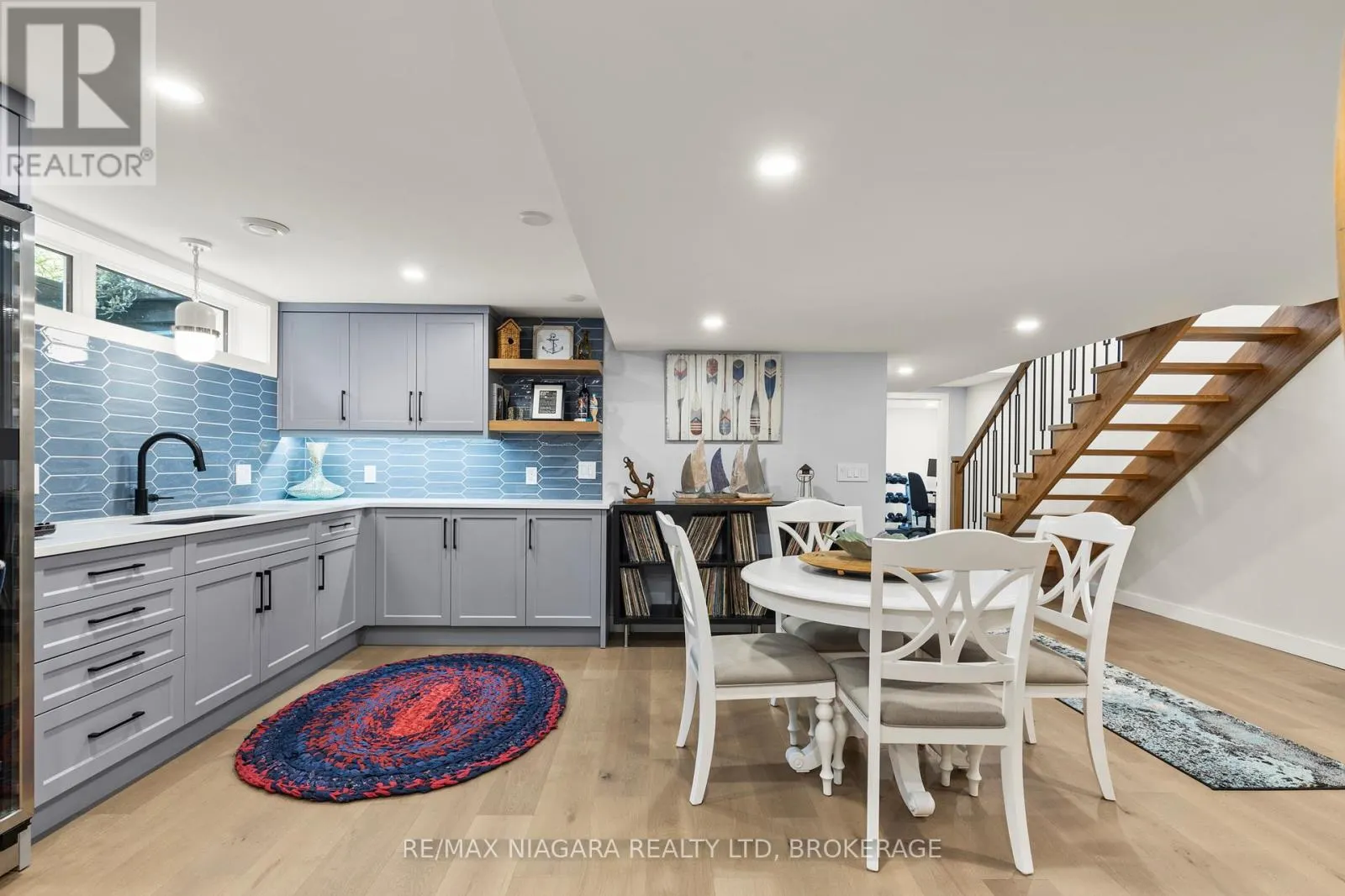 3886 GLENVIEW DRIVE