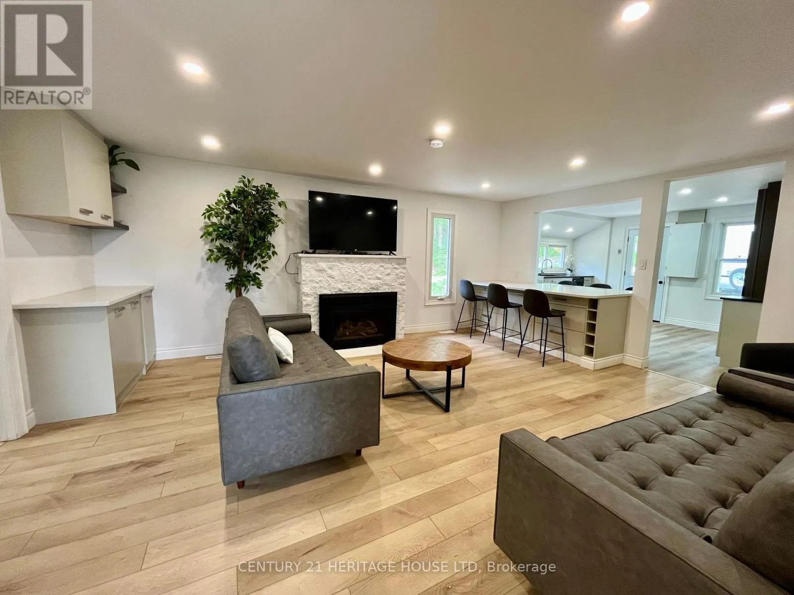 3490 WANEETA DRIVE