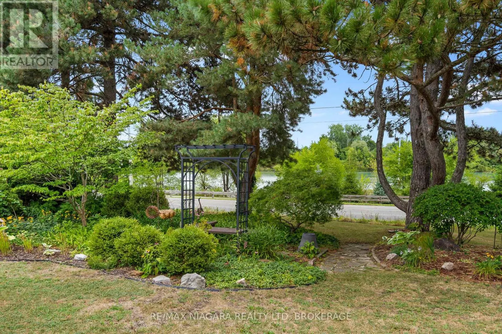 44 LOCKVIEW CRESCENT